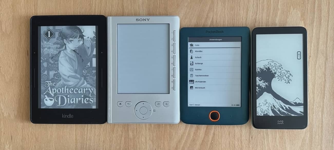 There are four eReaders next to each other, from left to right: A black Kindle Voyage, a silver Sony PRS-300, a dark blue Pocketbook Mini and the Xiaomi Mooan Inkpalm 5.